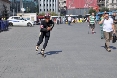 Kanser hastalarına destek için patenle 5 bin 300 kilometre yol yaptı