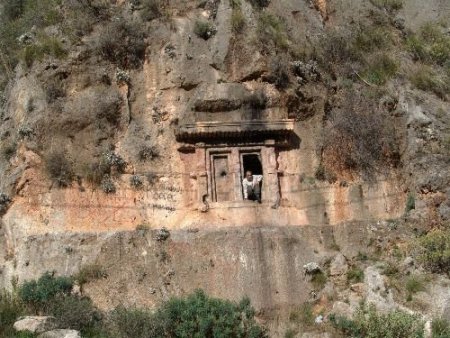 Kanser Hastası, 5 Bin Yıllık Anıt Mezarda Yaşam Savaşı Veriyor