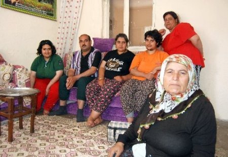 Kanser hastası anne, iki göz odada 6 zihinsel engelli çocuğuna bakıyor