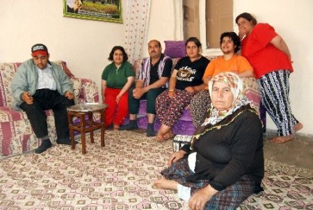 Kanser hastası anne, iki göz odada 6 zihinsel engelli çocuğuna bakıyor