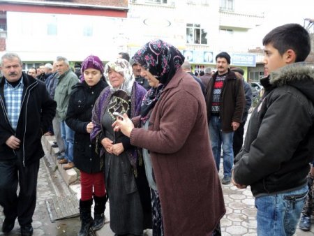 Kanser hastası şehit anası, oğlunun ardından bir ay sonra toprağa verildi