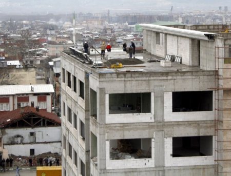 Kanser hastası yaşlı adam kendini inşaattan atmak istedi