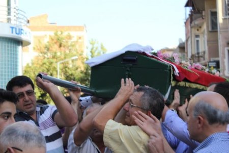 Kansere yenik düşen Doktor Dönmez, gözyaşlarıyla uğurlandı