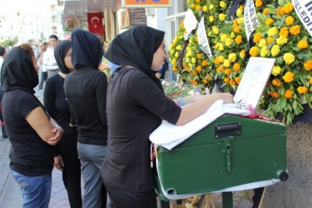 Kansere yenik düşen Doktor Dönmez, gözyaşlarıyla uğurlandı