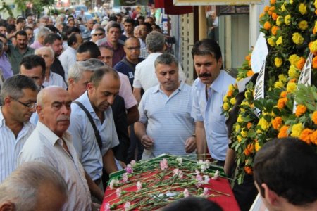 Kansere yenik düşen Doktor Dönmez, gözyaşlarıyla uğurlandı