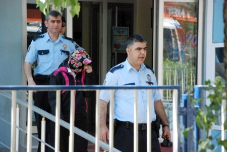 Kantin Borcunu Annesinin Çeyrek Altınıyla Ödeyen Öğrencinin Ailesi Olay Çıkardı