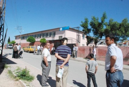 Kantin Borcunu Annesinin Çeyrek Altınıyla Ödeyen Öğrencinin Ailesi Olay Çıkardı
