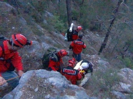 Kanyonda kaybolan acil durum ekibi, 8 saatlik operasyonla kurtarıldı