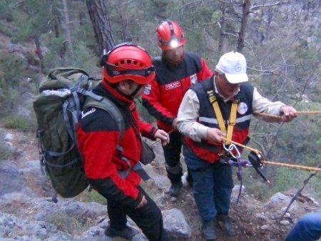 Kanyonda kaybolan acil durum ekibi, 8 saatlik operasyonla kurtarıldı