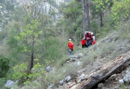 Kanyonda kaybolan acil durum ekibi, 8 saatlik operasyonla kurtarıldı