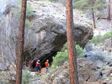 Kanyonda kaybolan acil durum ekibi, 8 saatlik operasyonla kurtarıldı