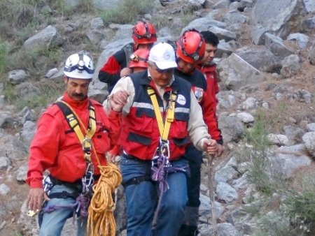 Kanyonda kaybolan acil durum ekibi, 8 saatlik operasyonla kurtarıldı