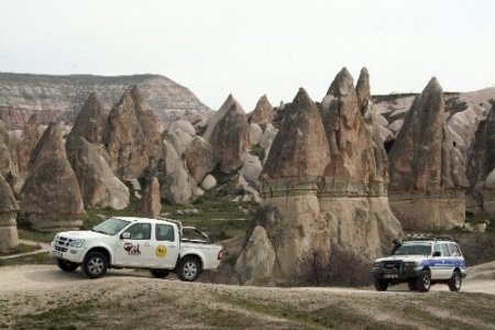 Kapadokya’da ciple safari turuna katılan turistler manzaraya hayran kalıyor