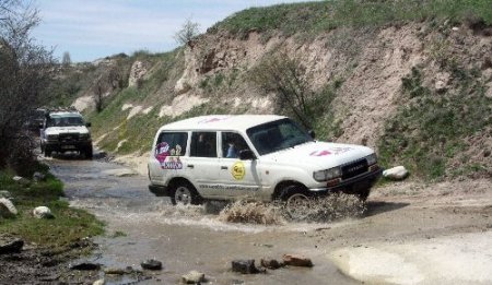 Kapadokya’da ciple safari turuna katılan turistler manzaraya hayran kalıyor