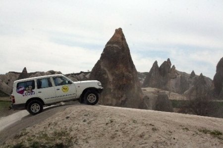 Kapadokya’da ciple safari turuna katılan turistler manzaraya hayran kalıyor