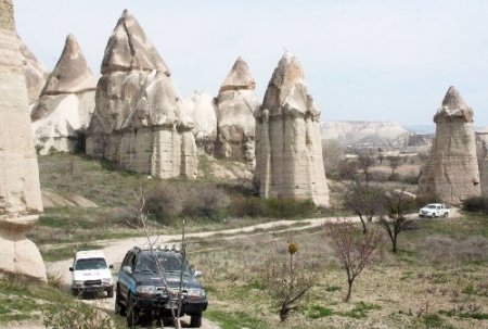 Kapadokya’da ciple safari turuna katılan turistler manzaraya hayran kalıyor
