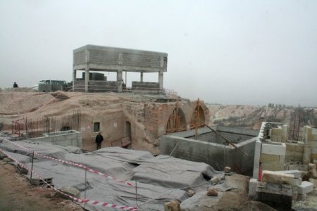 Kapadokya'da doğal yapıyla tezat oluşturan otel inşaatı durduruldu