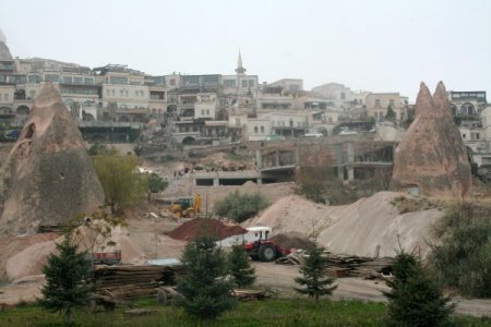 Kapadokya'da doğal yapıyla tezat oluşturan otel inşaatı durduruldu