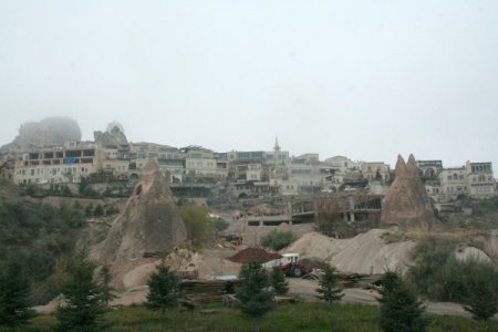 Kapadokya'da doğal yapıyla tezat oluşturan otel inşaatı durduruldu