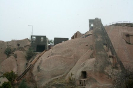 Kapadokya'da doğal yapıyla tezat oluşturan otel inşaatı durduruldu