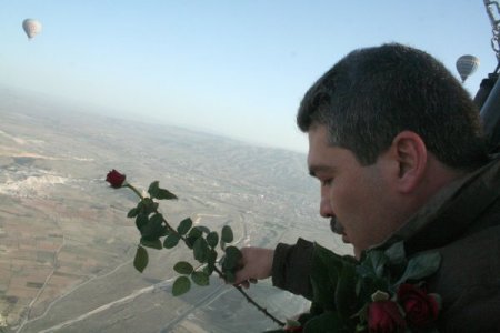 Kapadokya’da ‘kutlu Doğum’ Vesilesiyle Gökyüzünden İnsanlara Gül Attılar