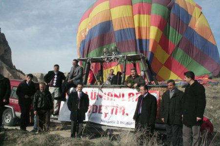 Kapadokya’da ‘kutlu Doğum’ Vesilesiyle Gökyüzünden İnsanlara Gül Attılar