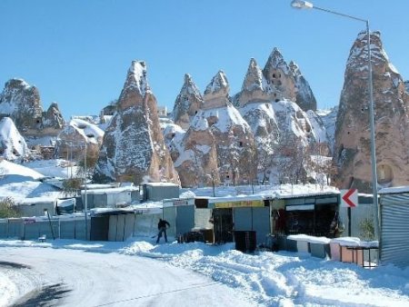 Kapadokya'da Turistlerin Kar Keyfi