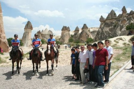 Kapadokya'daki Atlı Jandarmalar Turistlerin Gözdesi