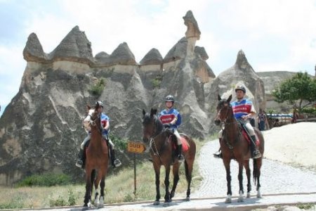 Kapadokya'daki Atlı Jandarmalar Turistlerin Gözdesi