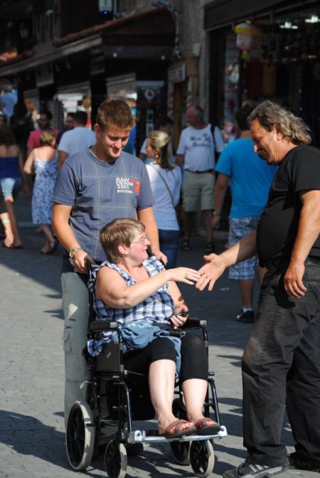 Kapalı ve yağmurlu hava, Side'de esnafın yüzünü güldürdü