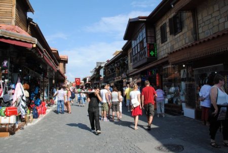 Kapalı ve yağmurlu hava, Side'de esnafın yüzünü güldürdü