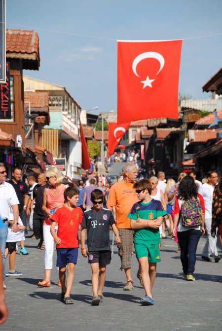 Kapalı ve yağmurlu hava, Side'de esnafın yüzünü güldürdü