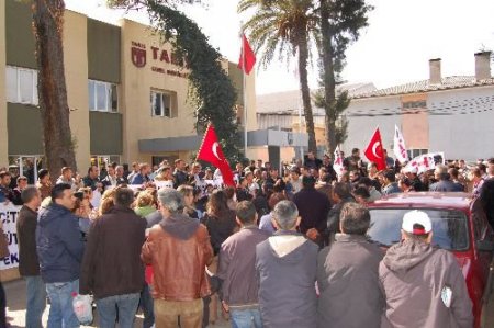 Kapatılan İplik Fabrikası İşçilerinin Tariş Önündeki Eylemi Devam Ediyor