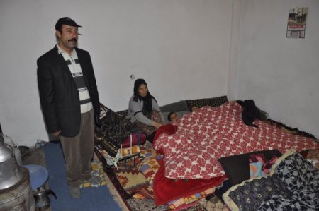 Kapı ve pencereleri olmayan evde kalan aile donma tehlikesi geçiriyor