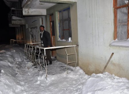 Kapı ve pencereleri olmayan evde kalan aile donma tehlikesi geçiriyor