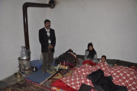 Kapı ve pencereleri olmayan evde kalan aile donma tehlikesi geçiriyor