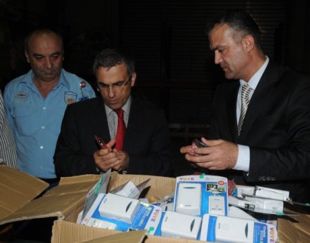 'Kapı zili' denilen kolilerden 6 bin kaçak telefon çıktı