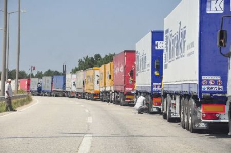 Kapıkule Yolunda 10 Kilometre Civarında Tır Kuyruğu Oluştu