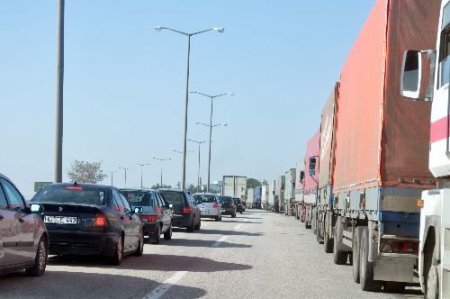 Kapıkule Yolunda 15 Kilometrelik Tır Kuyruğu Oluştu