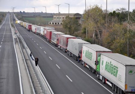 Kapıkule yolundaki TIR kuyruğu Edirne’ye ulaştı