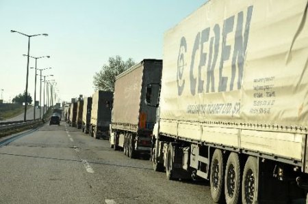 Kapıkule'de 13 Kilometrelik Tır Kuyruğu Oluştu
