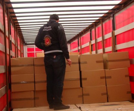 Kapıkule'de 5 milyon 300 bin adet filtreli sigara kağıdı ele geçirildi