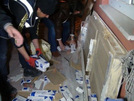 Kapıların içine zulalanmış 72 bin paket kaçak sigara ele geçirildi