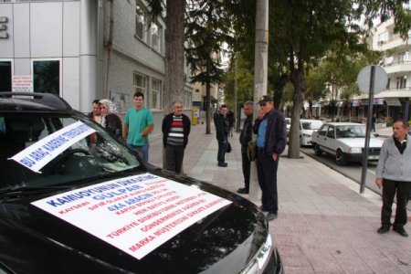 Kapısı boyalı aracı 'sıfır' diye satan bayiye müşterinin tepkisi sert oldu