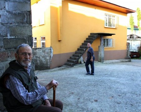 Kapısı olmayan merdiven görenleri şaşırtıyor
