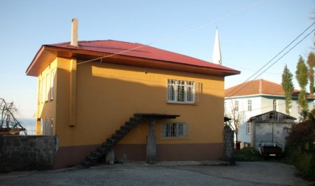 Kapısı olmayan merdiven görenleri şaşırtıyor