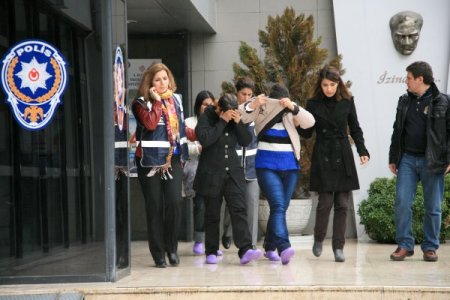 Kapıyı röntgen filmiyle açarak evi soymuşlar