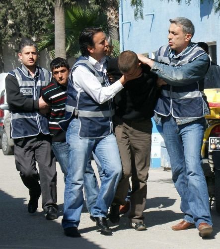 Kapkaç Yaptıkları Kadının Motosiklet Egzozuna Yapışan Hırkası Delil Oldu