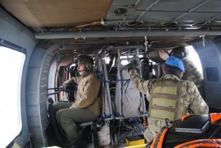 Kar, helikoptere izin vermeyince hamile kadına karadan ulaşıldı