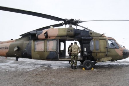 Kar, helikoptere izin vermeyince hamile kadına karadan ulaşıldı